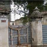 Sulle due colonne laterali invece (anch�esse abbattute), oltre al numero civico 180 si poteva scorgere una placca recante la parola �Villa�